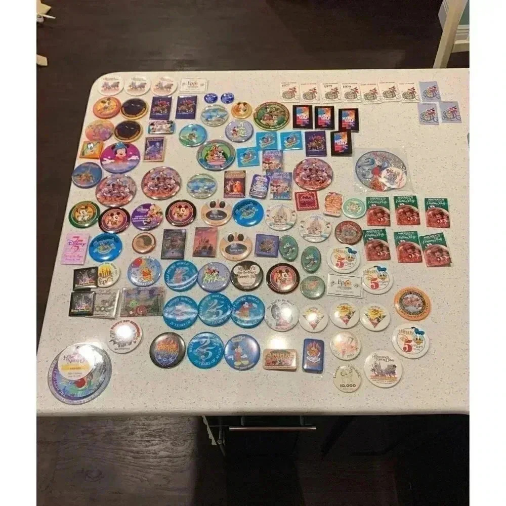 Huge lot of‎ vintage disney button pins Bt